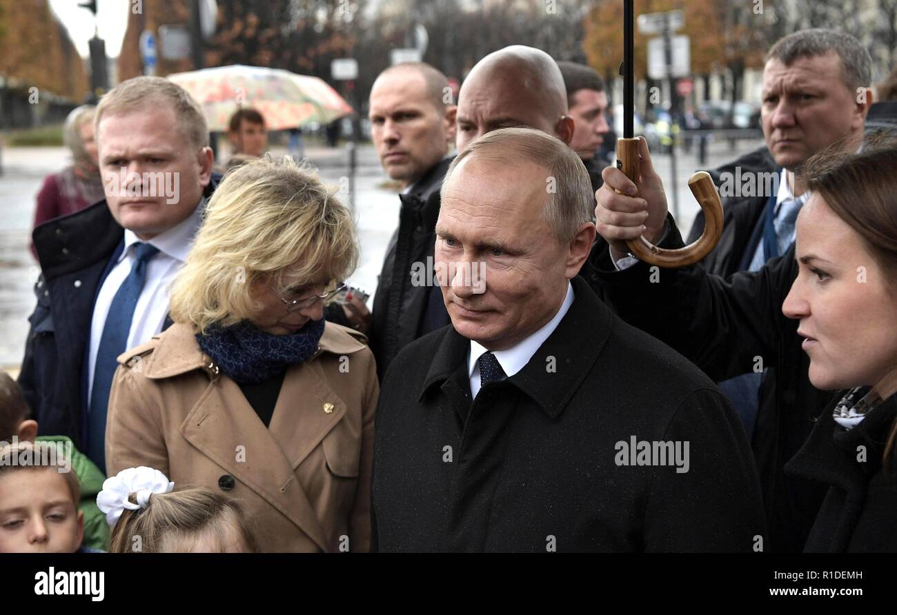 Il presidente russo Vladimir Putin si incontra con i discendenti dei soldati russi al monumento di ufficiali e soldati del russo forza expeditionary che combatté in Francia nella prima guerra mondiale durante la commemorazione centenaria di armistizio giorno segna la fine della I Guerra Mondiale Novembre 11, 2018 a Parigi, Francia. Foto Stock