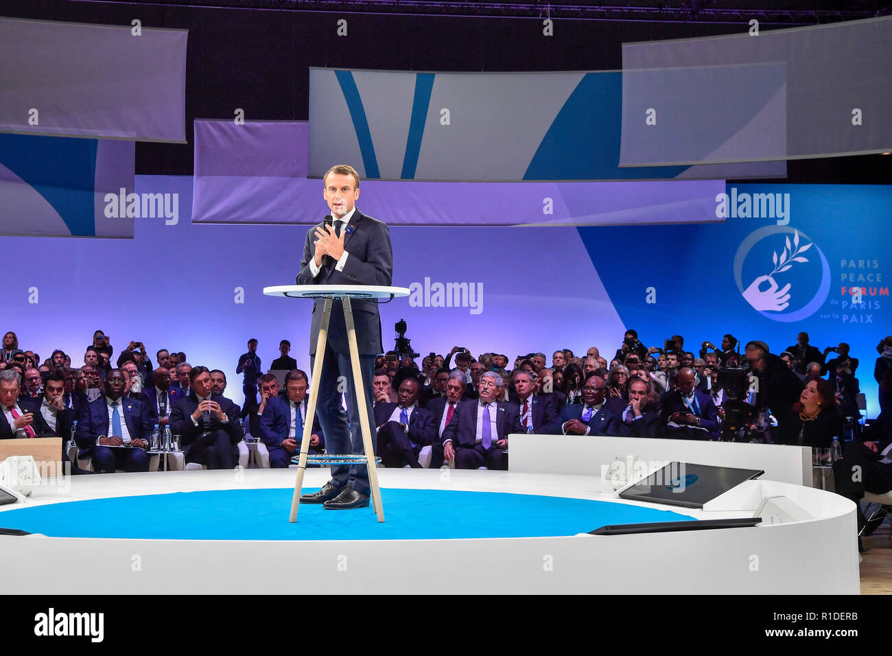 Parigi, Francia. Xi Nov, 2018. Il Presidente francese Emmanuel Macron risolve la pace di Parigi Forum di Parigi, Francia, su nov. 11, 2018. La pace di Parigi Forum ha dato dei calci a fuori la domenica con discorsi pronunciati dal Presidente francese Emmanuel Macron, il Cancelliere tedesco Angela Merkel e il Segretario Generale delle Nazioni Unite Antonio Guterres, che ha chiamato per sostenere gli sforzi di pace in occasione del centenario dell'Armistizio della Prima Guerra Mondiale. Credito: Chen Yichen/Xinhua/Alamy Live News Foto Stock