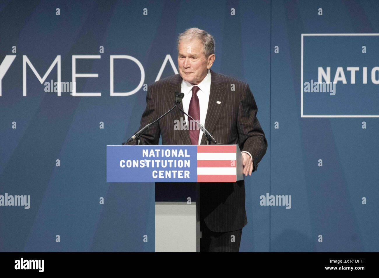 Philadelphia, Pennsylvania, USA. Xi Nov, 2018. L ex Presidente George W Bush, parlando al Liberty premiazione presso il Centro Nazionale della Costituzione in Philadelphia PA Credito: Ricky Fitchett/ZUMA filo/Alamy Live News Foto Stock