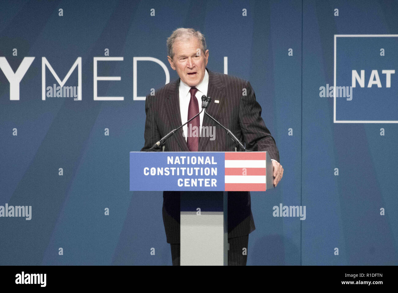 Philadelphia, Pennsylvania, USA. Xi Nov, 2018. L ex Presidente George W Bush, parlando al Liberty premiazione presso il Centro Nazionale della Costituzione in Philadelphia PA Credito: Ricky Fitchett/ZUMA filo/Alamy Live News Foto Stock