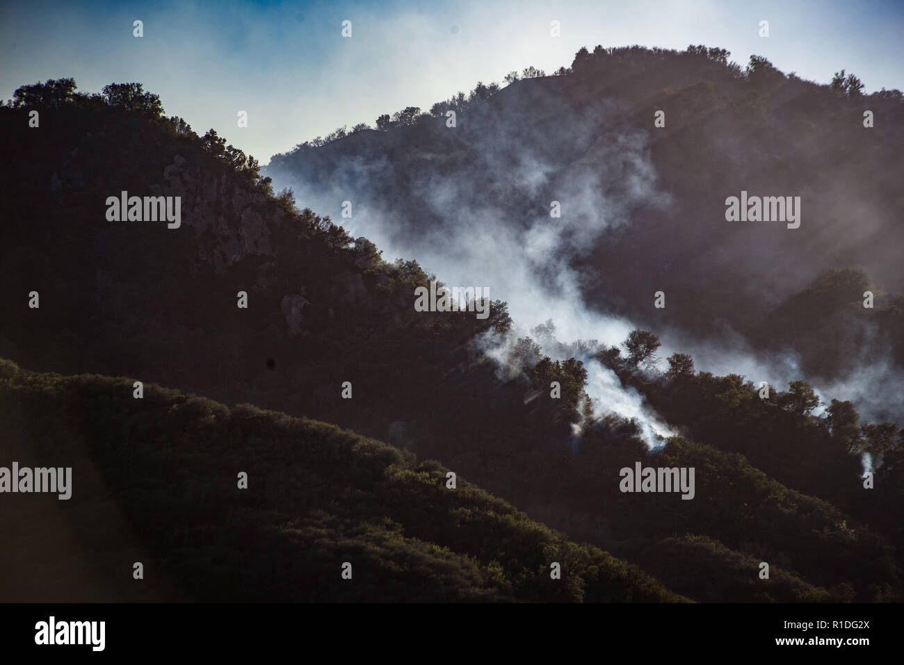 Malibu, California, USA. Xiii Nov, 2018. Woolsey Fire visto dal Malibu Canyon Road.La Woolsey fire è già bruciato oltre 70.000 acri che continua a crescere mentre il raggiungimento della costa del Pacifico a Malibu. Credito: Settembre Alba fondelli/SOPA Immagini/ZUMA filo/Alamy Live News Foto Stock