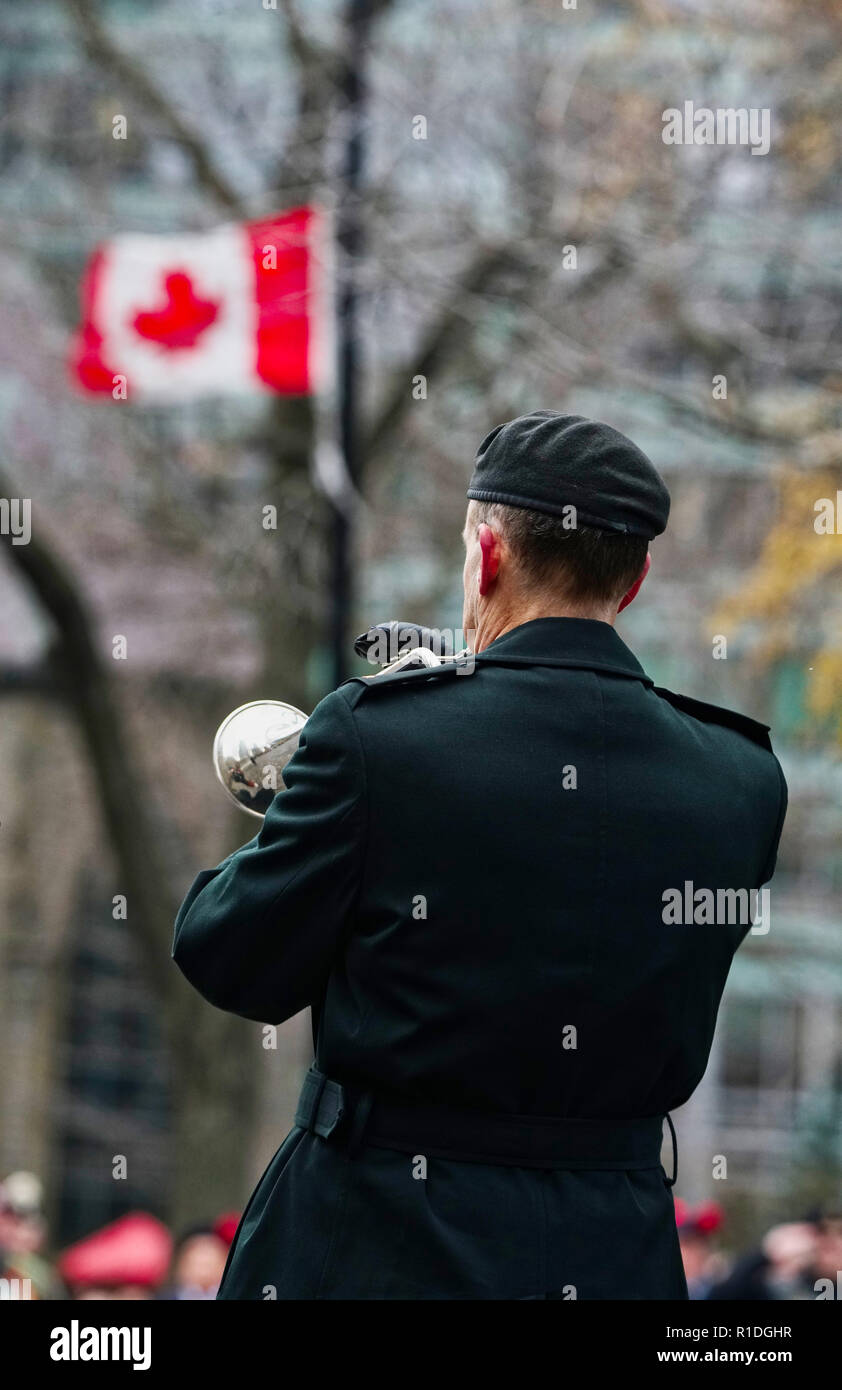 Montreal, Canada, 11 Novembre,2018.soldato suonare la tromba nel Giorno del Ricordo di cerimonie.Credit:Mario Beauregard/Alamy Live News Foto Stock