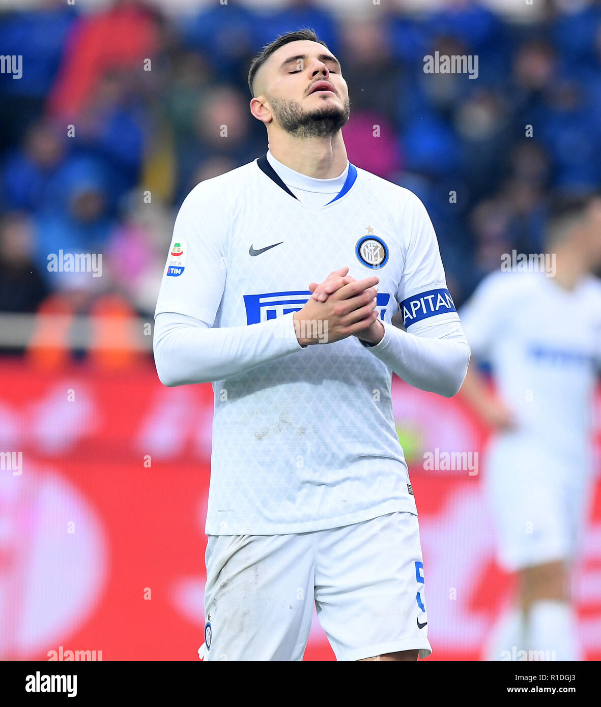 Bergamo, Italia. Xi Nov, 2018. Mauro Icardi di Inter reagisce durante la serie di una partita di calcio tra Atalanta e Inter a Bergamo, Italia, nov. 11, 2018. Atalanta ha vinto 4-1. Credito: Alberto Lingria/Xinhua/Alamy Live News Foto Stock