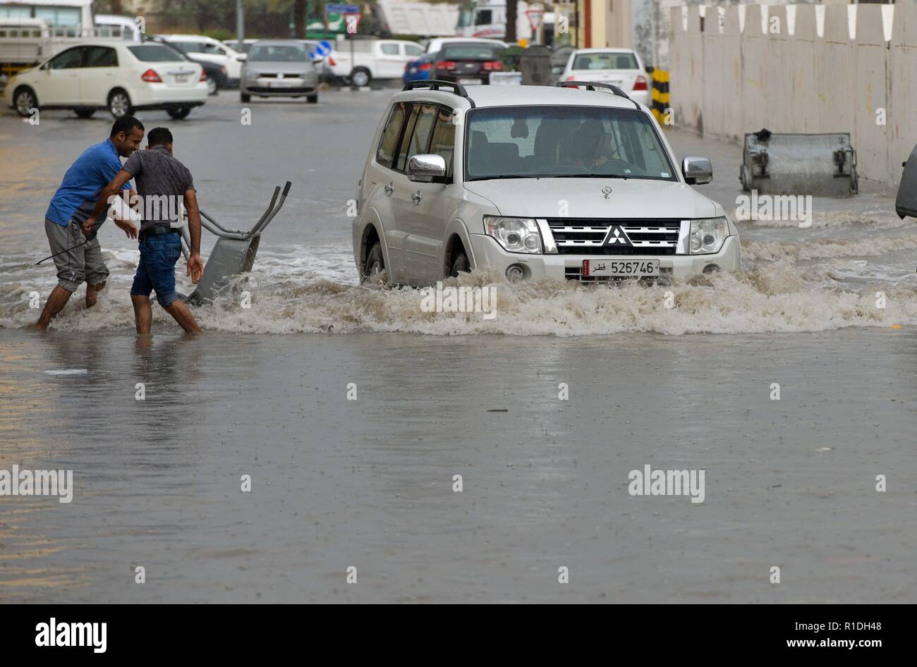 Doha in Qatar. Xi Nov, 2018. Un automobilista aziona attraverso le strade allagate, a causa delle forti piogge a Doha, capitale del Qatar, nov. 11, 2018. Credito: Nikku/Xinhua/Alamy Live News Foto Stock