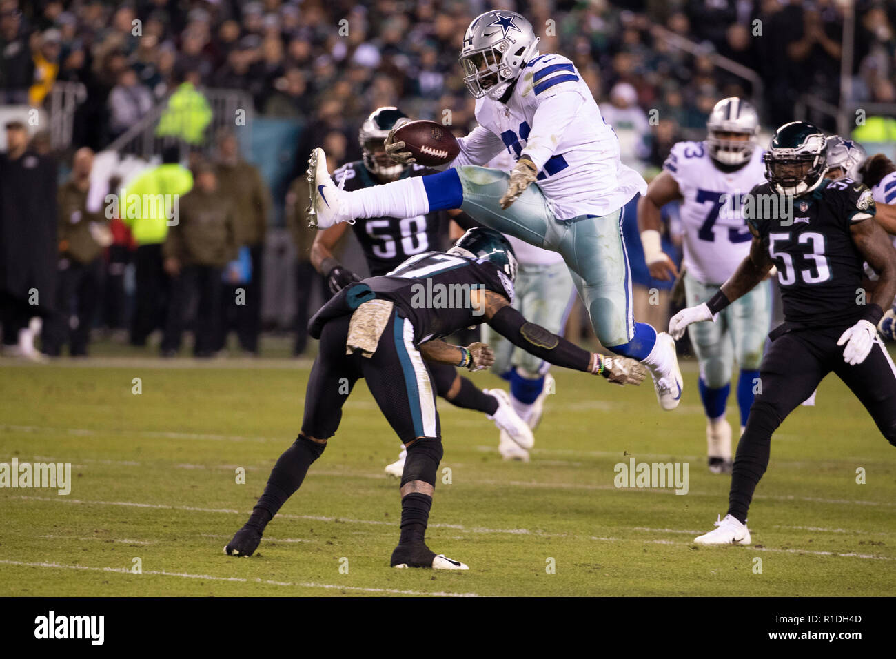 Philadelphia, Pennsylvania, USA. Xi Nov, 2018. Dallas Cowboys running back Ezechiele Elliott (21) salta su Philadelphia Eagles sicurezza Tre Sullivan (37) come lui corre con la palla durante il gioco di NFL tra Dallas Cowboys e Philadelphia Eagles al Lincoln Financial Field di Philadelphia, Pennsylvania. Christopher Szagola/CSM/Alamy Live News Foto Stock