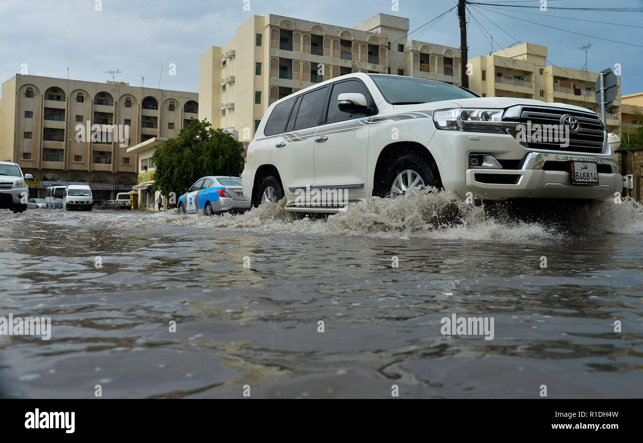 Doha in Qatar. Xi Nov, 2018. Gli automobilisti guidare attraverso le strade allagate, a causa delle forti piogge a Doha, capitale del Qatar, nov. 11, 2018. Credito: Nikku/Xinhua/Alamy Live News Foto Stock