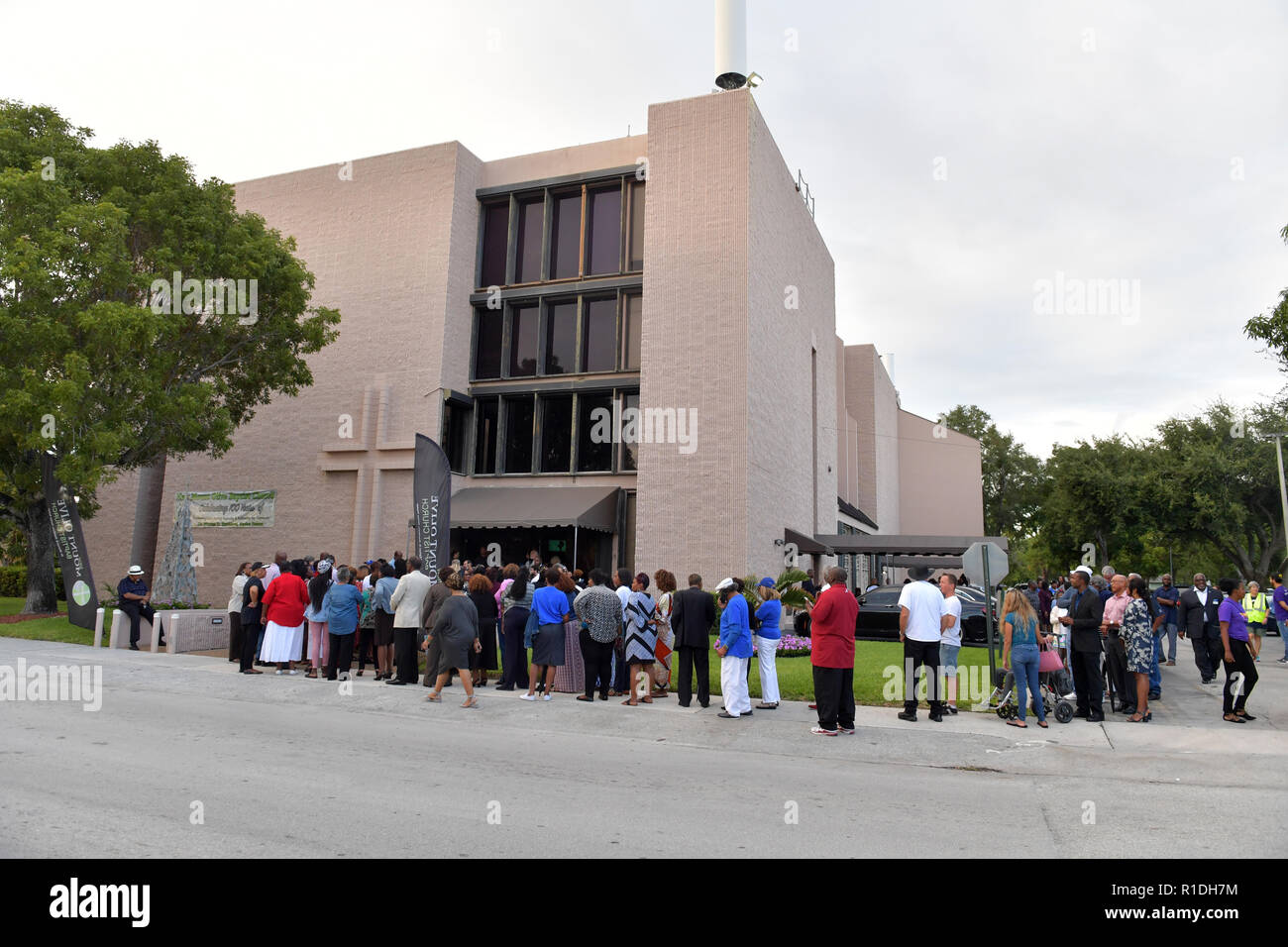 Ft. Lauderdale, Florida, Stati Uniti d'America. 11 Nov, 2018.sindaco Andrea Gillum parla a New Mount Olive Baptist Church predicazione 'lasciare il mio popolo contare ogni voto": sponsorizzata dalla fede in azione Florida Fondo e partner. In prima fila è stata Deborah Wasserman Schultz su Novembre 11, 2018 in Lauderhill, Florida. Un voto statewide raccontare è stata condotta per determinare le gare per il governatore, Senato, e il commissario per l'agricoltura. Credito Credito Hoo-Me.com/MediaPunch: MediaPunch Inc/Alamy Live News Foto Stock