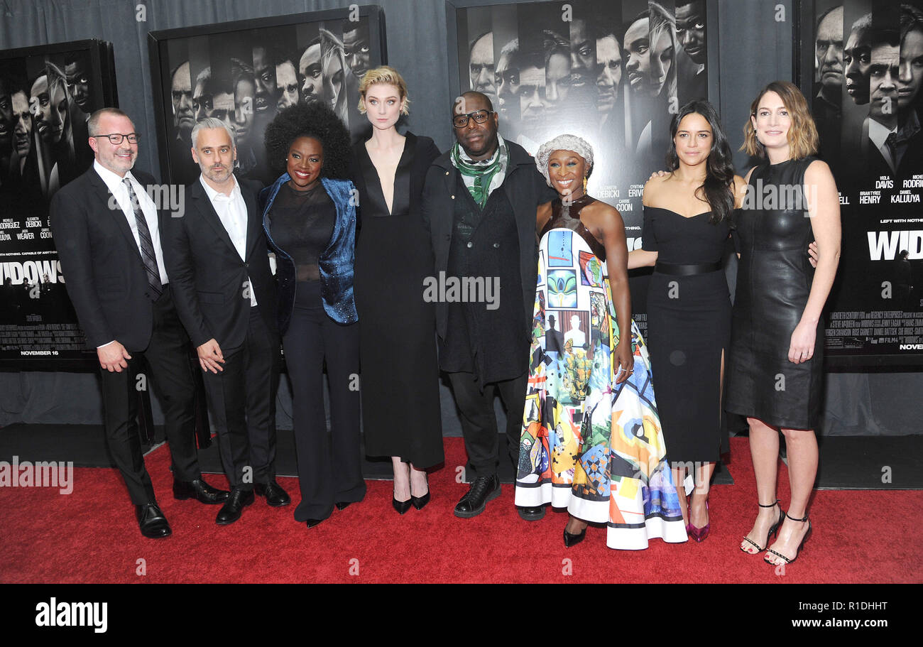 NEW YORK, NY - NOVEMBRE 11:Iain originari, Viola Davis, Elizabeth Debicki, Steve McQueen, Cynthia Erivo, Gillian Flynn e Michelle Rodriguez frequentare la Twentieth Century Fox lo screening di Windows su 11 Novembre alla Brooklyn Academy of Music di Brooklyn, New York. Credit John Palmer/ MediaPunch Foto Stock