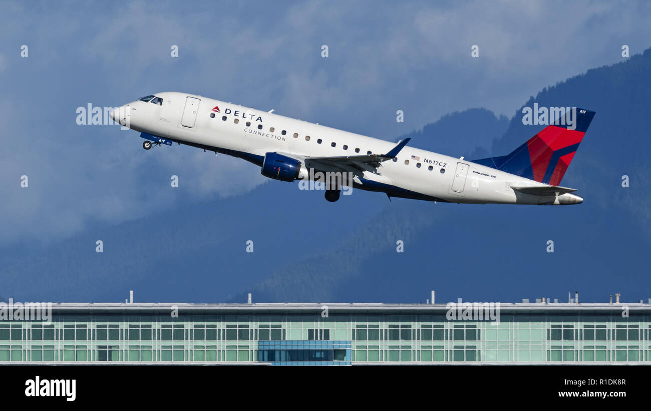 Richmond, British Columbia, Canada. 2° Nov, 2018. Un collegamento a triangolo (Compass Airlines) Embraer 175 (N617CZ) stretto in corpo unico regionale del corridoio aereo jet decolla dall'Aeroporto Internazionale di Vancouver. L'aereo di linea è di proprietà e gestito da Compass Airlines sotto contratto con Delta Air Lines. Credito: Bayne Stanley/ZUMA filo/Alamy Live News Foto Stock