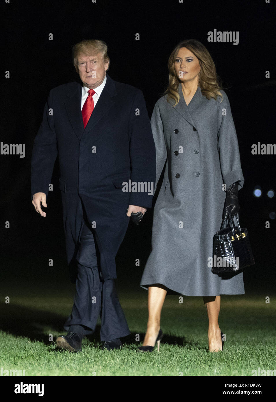 Washington, Distretto di Columbia, Stati Uniti d'America. Xi Nov, 2018. Il Presidente degli Stati Uniti, Trump e la first lady Melania Trump arrivano torna alla Casa Bianca di Washington, DC dopo aver partecipato ad eventi che segna il centenario della I Guerra Mondiale armistizio Domenica, 11 novembre 2018 Credit: Chris Kleponis/CNP/ZUMA filo/Alamy Live News Foto Stock