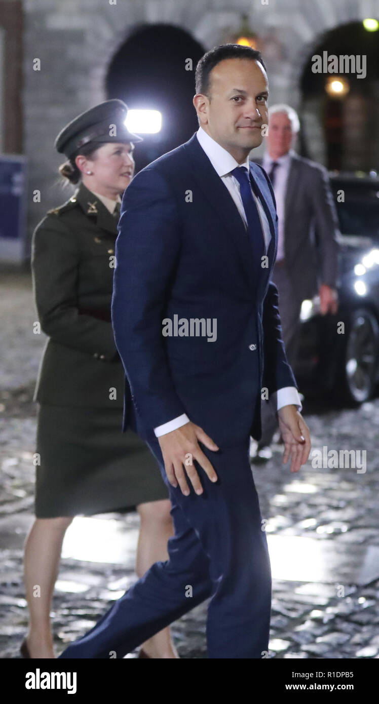 Taoiseach Leo Varadkar arriva al Castello di Dublino per testimoniare Michael D Higgins sarà inaugurata come presidente per un secondo mandato. Foto Stock