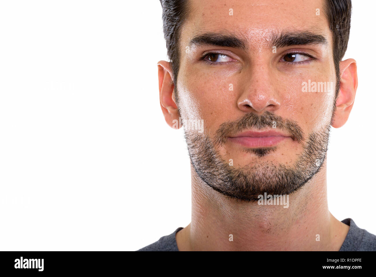 Chiusura del giovane uomo bello pensare guardando lontano Foto Stock