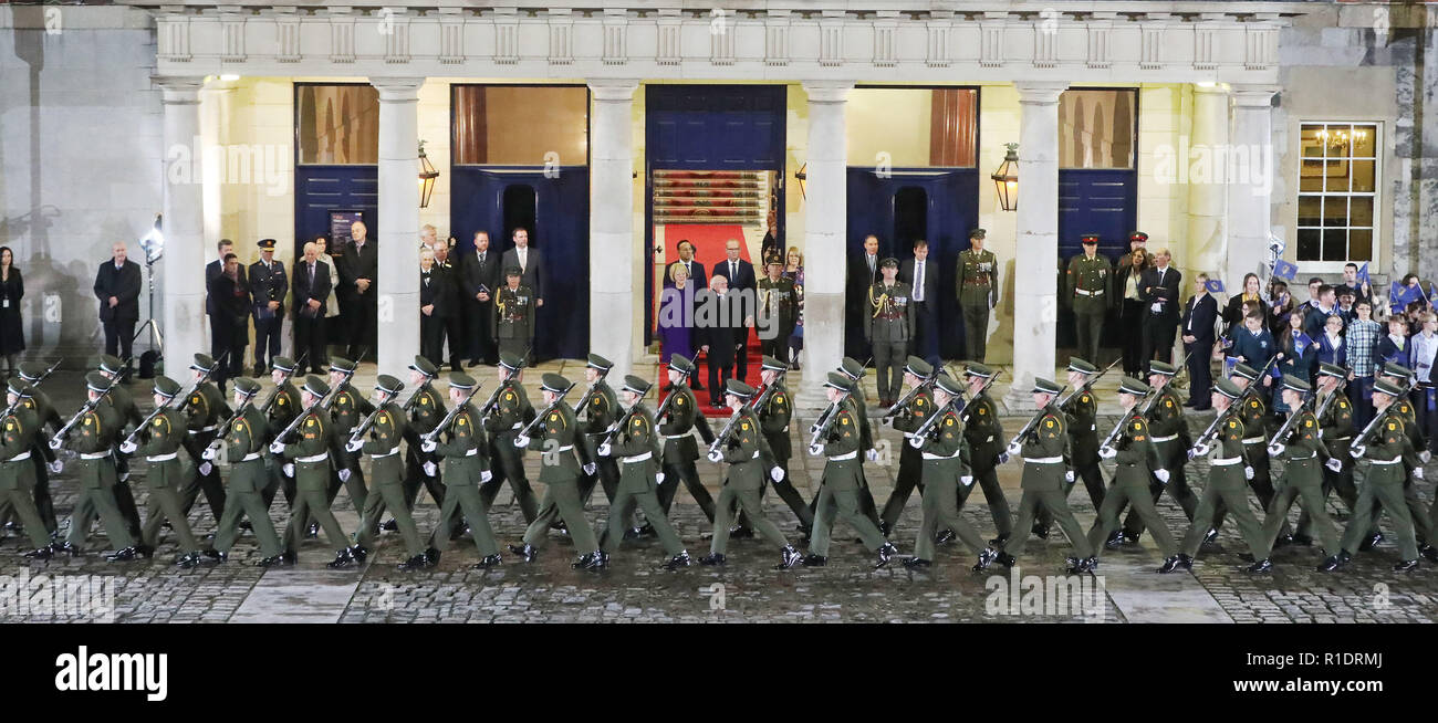 Presidente Michael D Higgins recensioni i membri delle forze di difesa presso il Castello di Dublino dopo essere stato inaugurato come presidente per un secondo mandato. Foto Stock