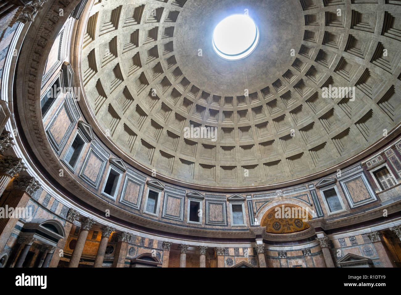 Guardando verso l'alto la cupola del Pantheon di Roma, Italia. Foto Stock