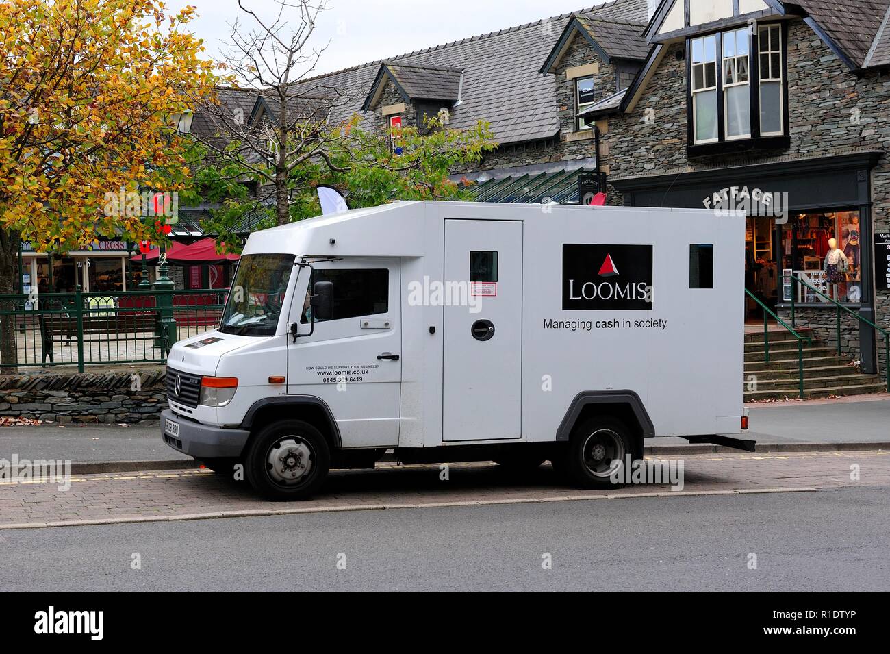 Sicurezza Loomis Raccolta contanti van,Ambleside,Lake District,Cumbria,l'Inghilterra,UK Foto Stock