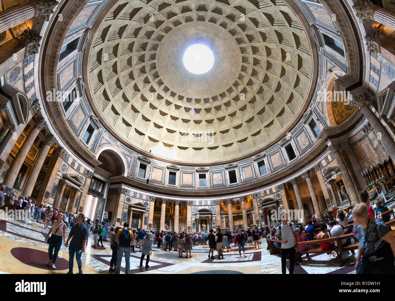 Guardando verso l'alto la cupola del Pantheon di Roma, Italia. Foto Stock