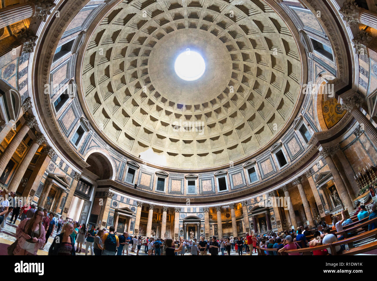 Guardando verso l'alto la cupola del Pantheon di Roma, Italia. Foto Stock