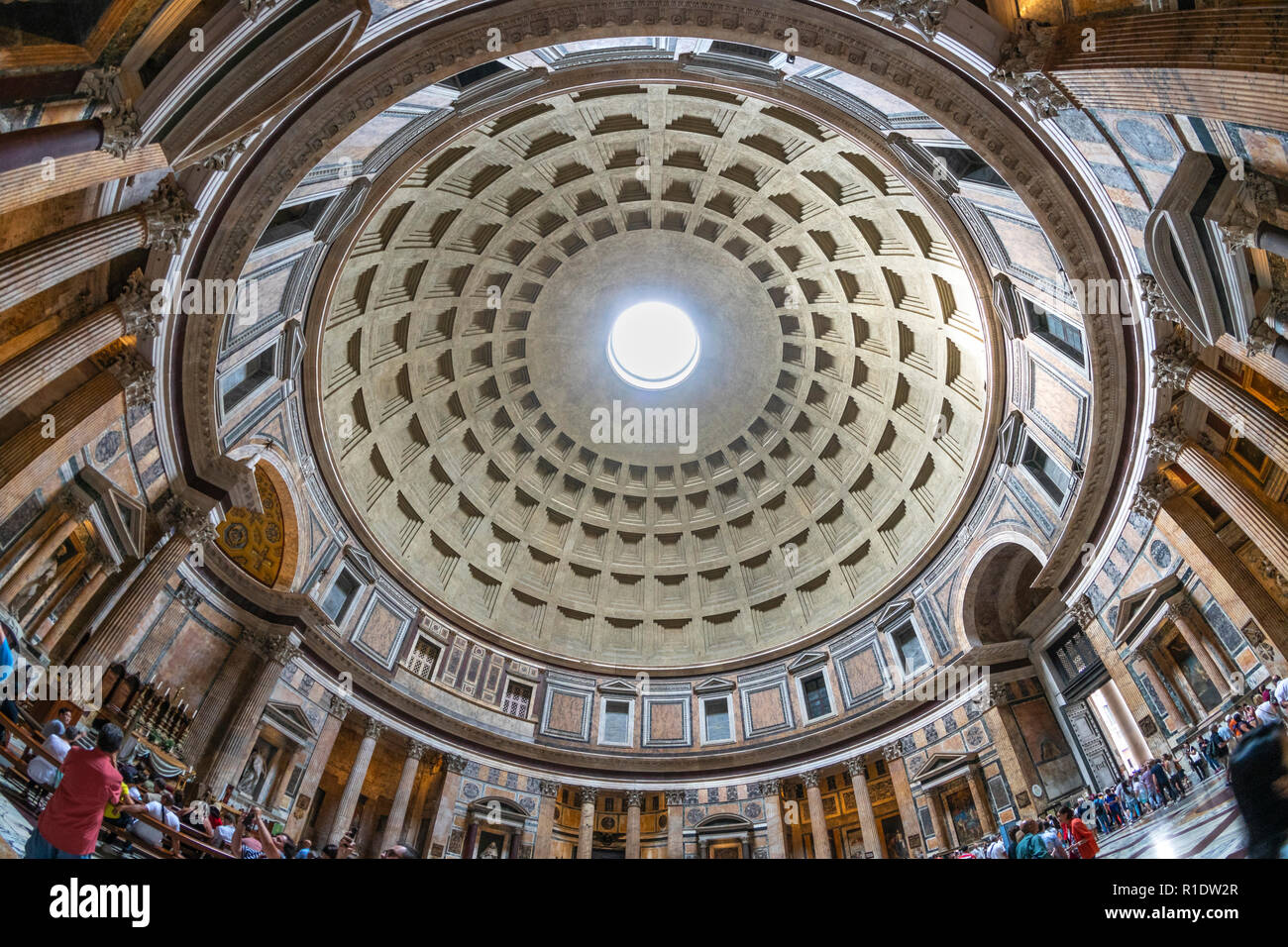 Guardando verso l'alto la cupola del Pantheon di Roma, Italia. Foto Stock