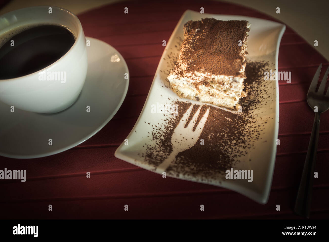 Fetta di torta tiramisù e una tazza di caffè Foto Stock