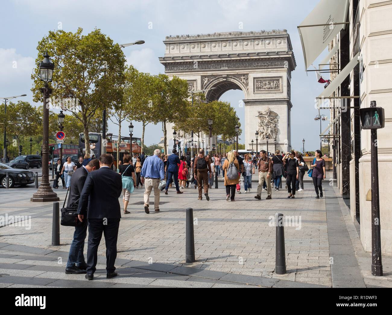 Parigi, Francia, 5 settembre 2018 - Arco di Trionfo dalla Avenue des Champs Elysees. La strada è sempre pieno di vita da turisti e buisness pers Foto Stock