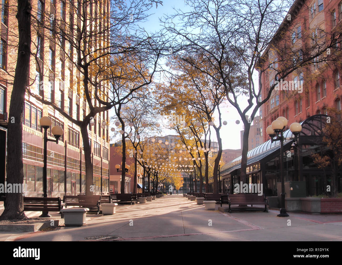 Syracuse, New York, Stati Uniti d'America. Novembre 10, 2018. Viale pedonale nel quartiere di lusso di Hanover Square nel centro cittadino di Syracuse, New York Foto Stock