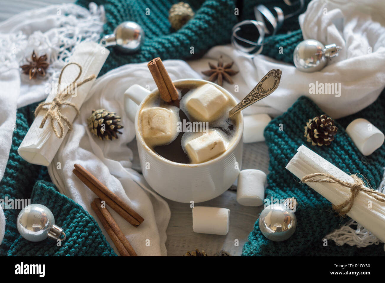 Una tazza di caffè e marshmallow nel nuovo anno il Natale Impostazione tabella Foto Stock