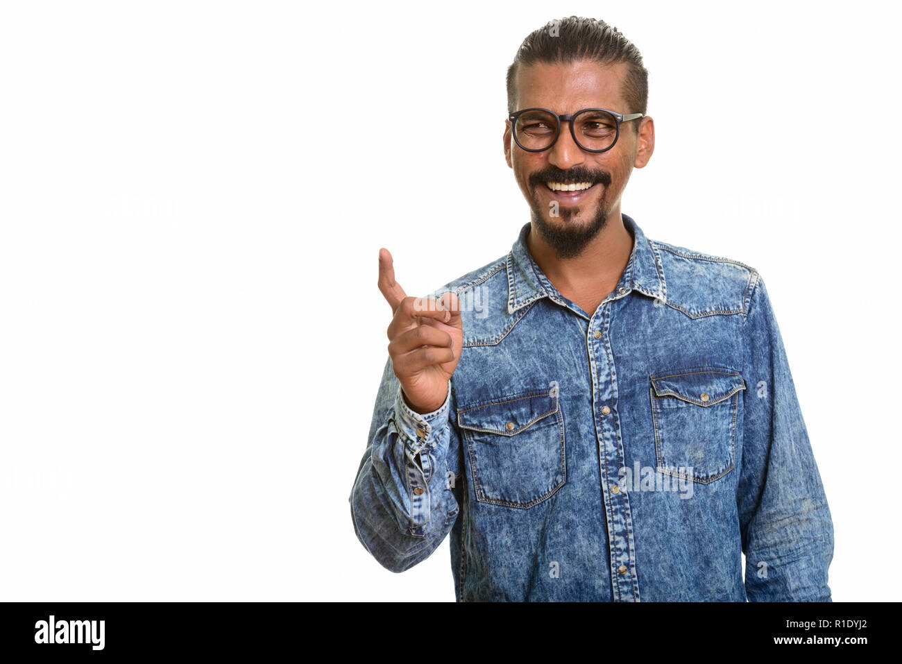 Giovani felici uomo indiano di ridere e di puntare il dito Foto Stock