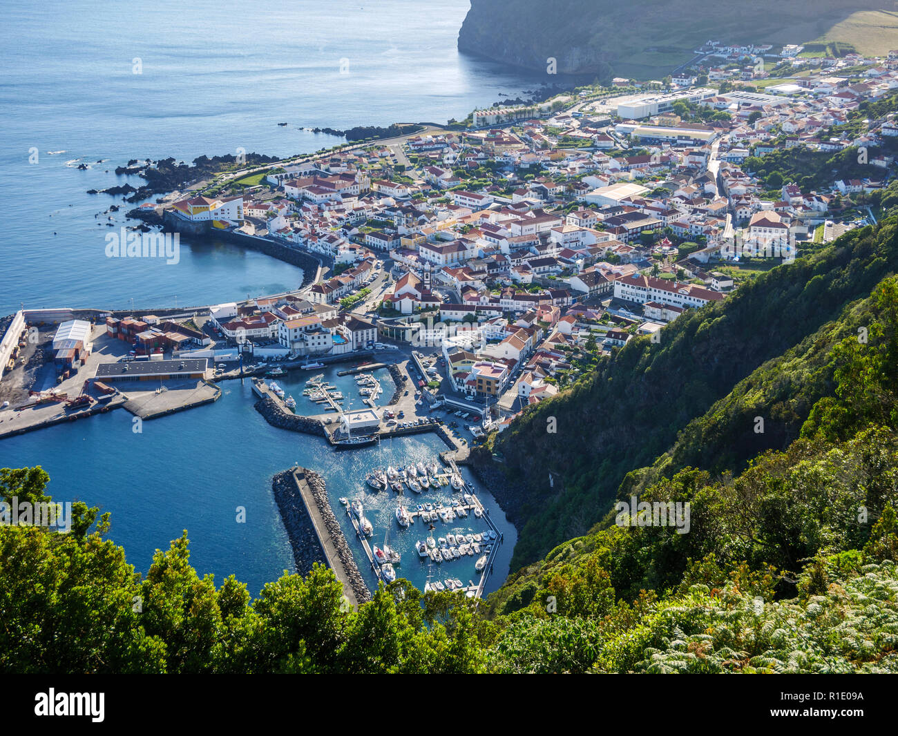 Immagine della città di Velas con porto su Sao Jorge con pico in background Azzorre Portogallo Europa Foto Stock