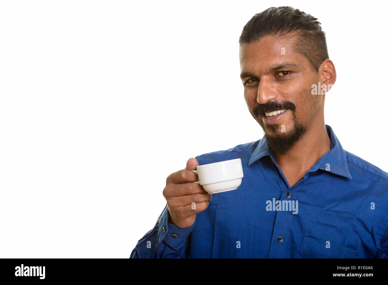 Giovani indiani felici proprietari di bere il caffè ritratto in studio contro uno sfondo bianco Foto Stock