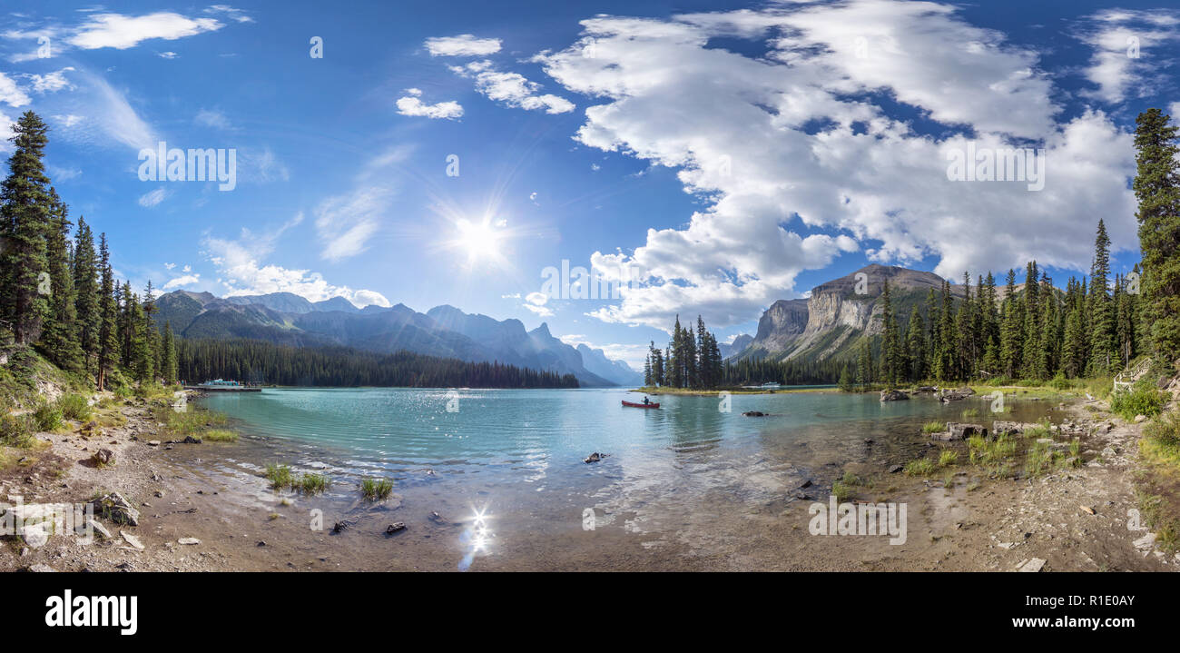 Vista panoramica del famoso Spirit Island sul Lago Maligne al Parco Nazionale di Jasper, Canada. Modello e versione di proprietà disponibili per persona in canoa. Foto Stock