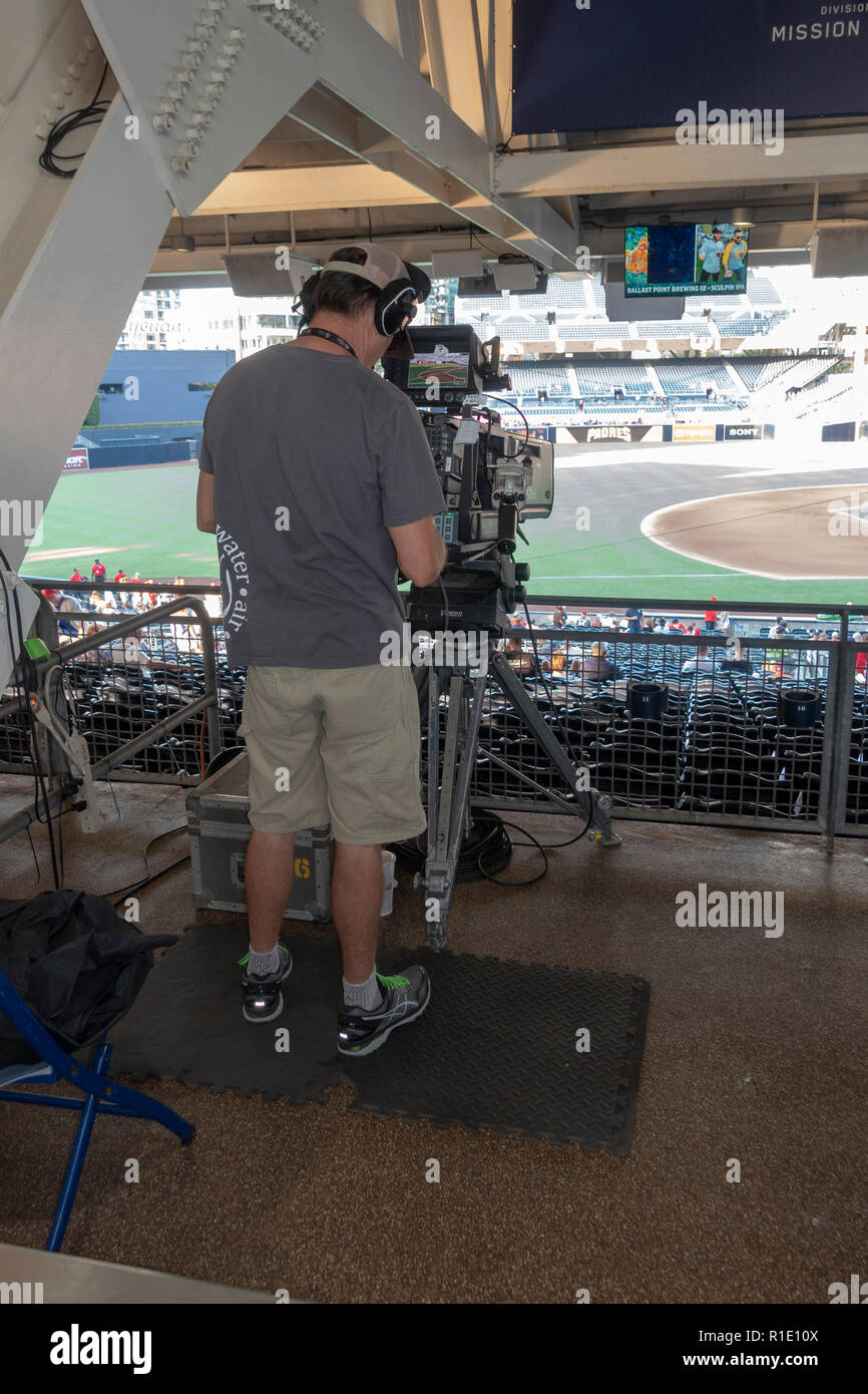 Un Fox Sports cameraman in Petco Park, casa dei San Diego Padres squadra di baseball, San Diego, CA, Stati Uniti. Foto Stock Un Fox Sports cameraman in Petco Park, casa dei San Diego Padres squadra di baseball, San Diego, CA, Stati Uniti. Foto Stock