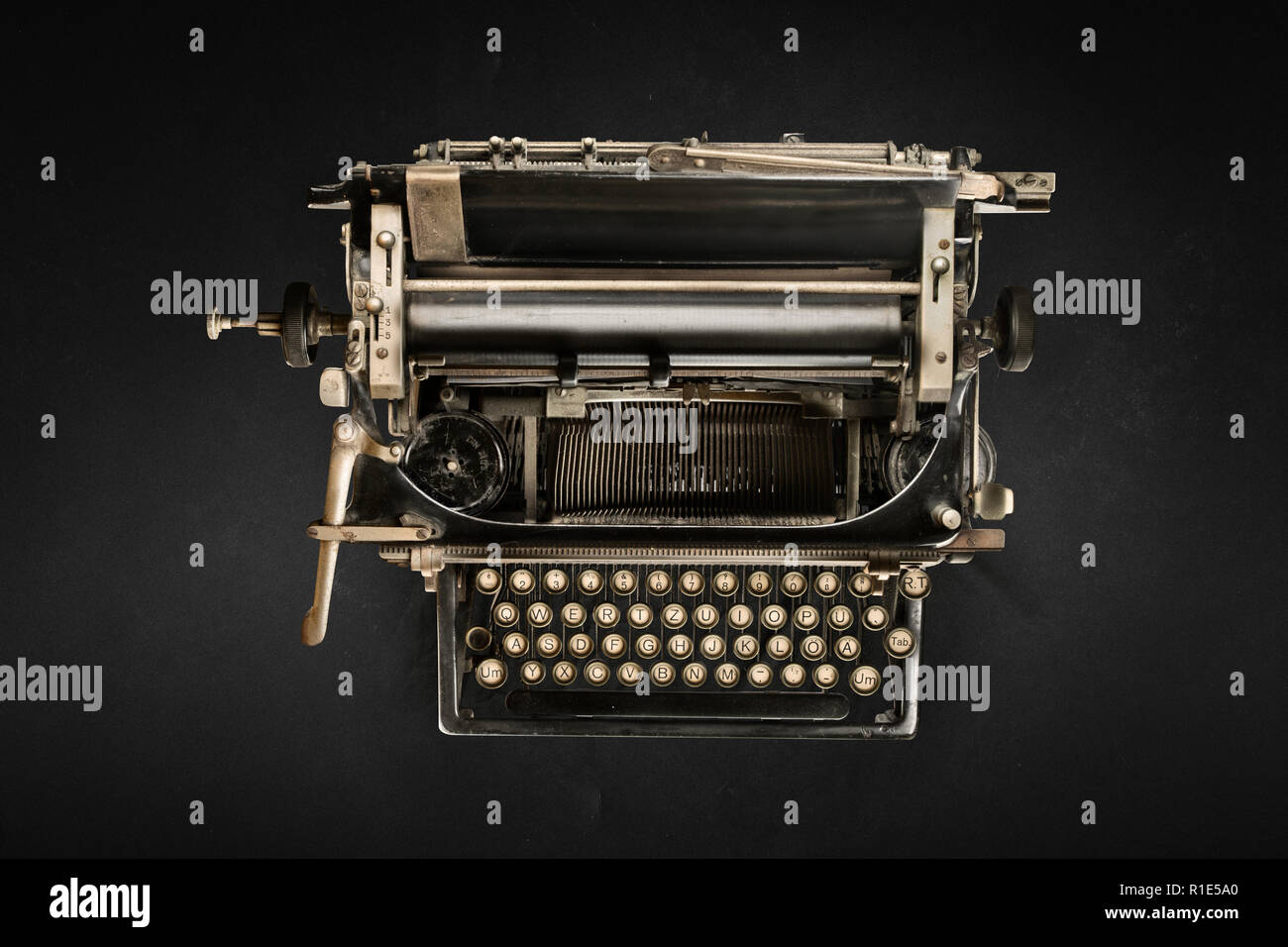 Nastri inchiostratori per macchine da scrivere su sfondo nero in vista superiore Foto Stock