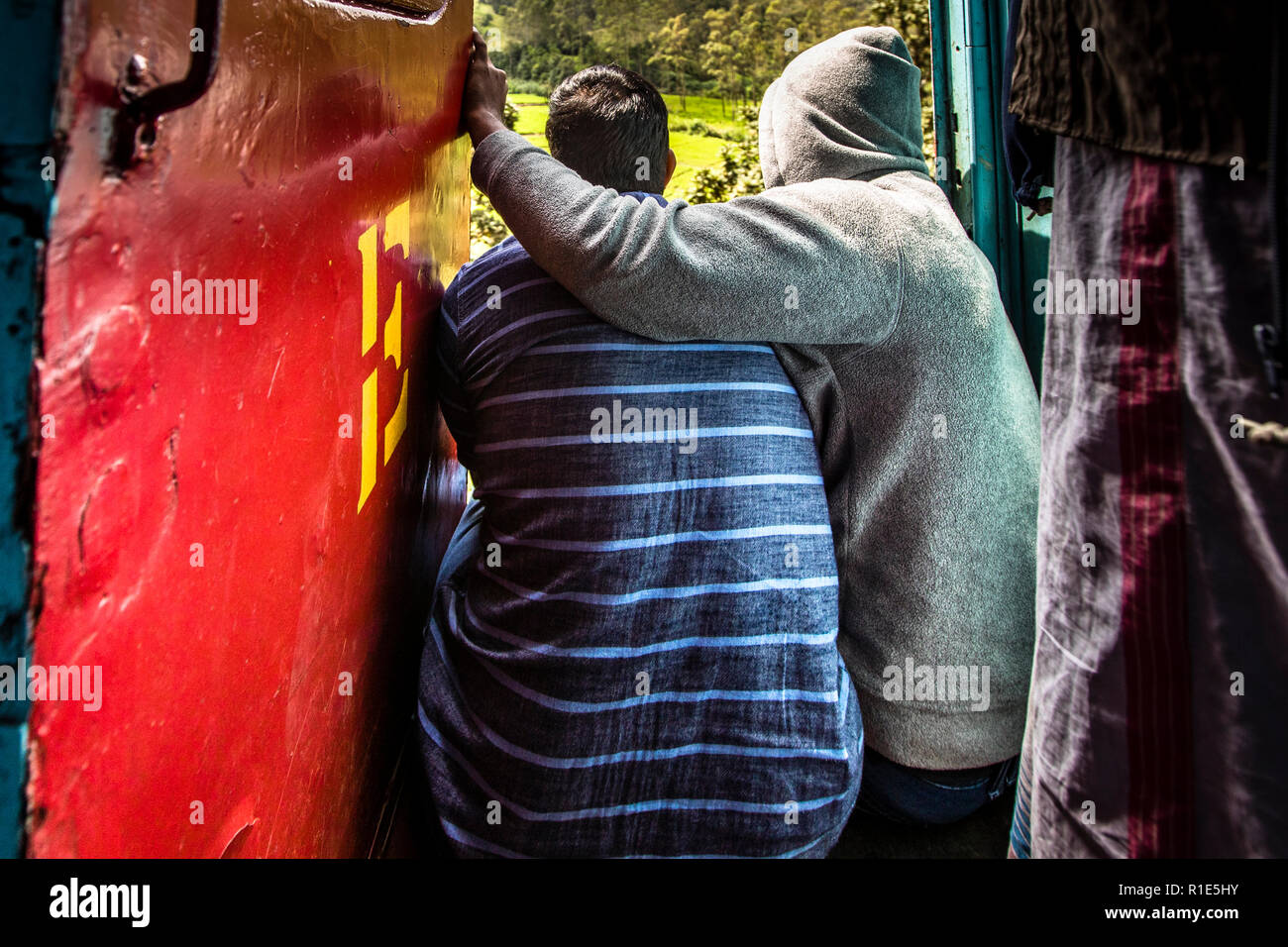 Posti alle porte del treno espresso in Sri Lanka sono ambite Foto Stock
