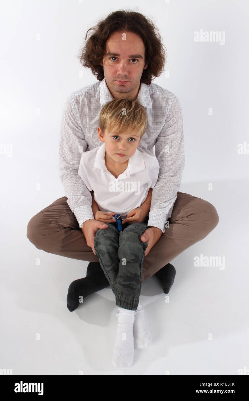 Adorabile bambino ragazzo nel suo papà lap Foto Stock