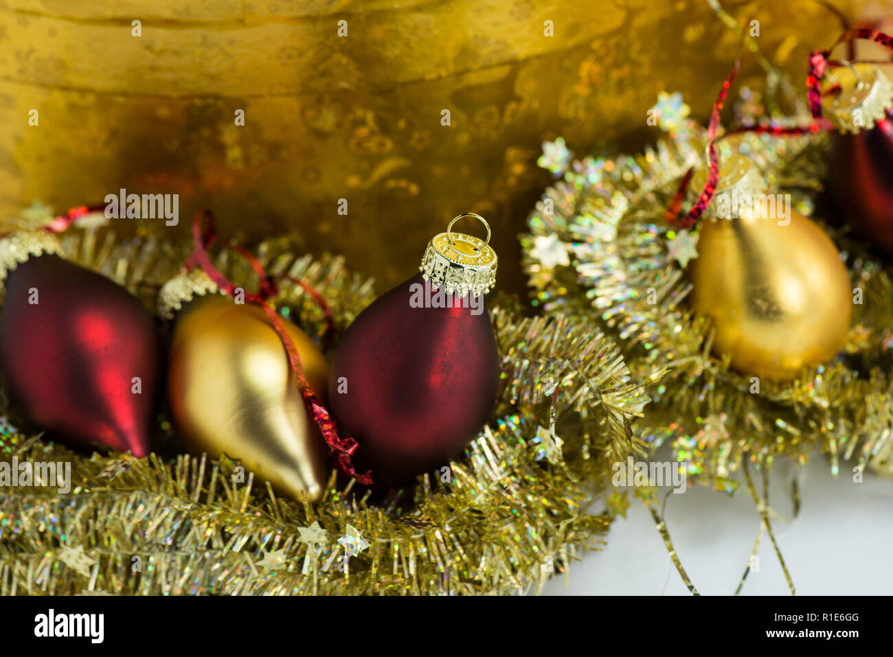 Rosso e oro baubles di Natale su oro tinsel Foto Stock