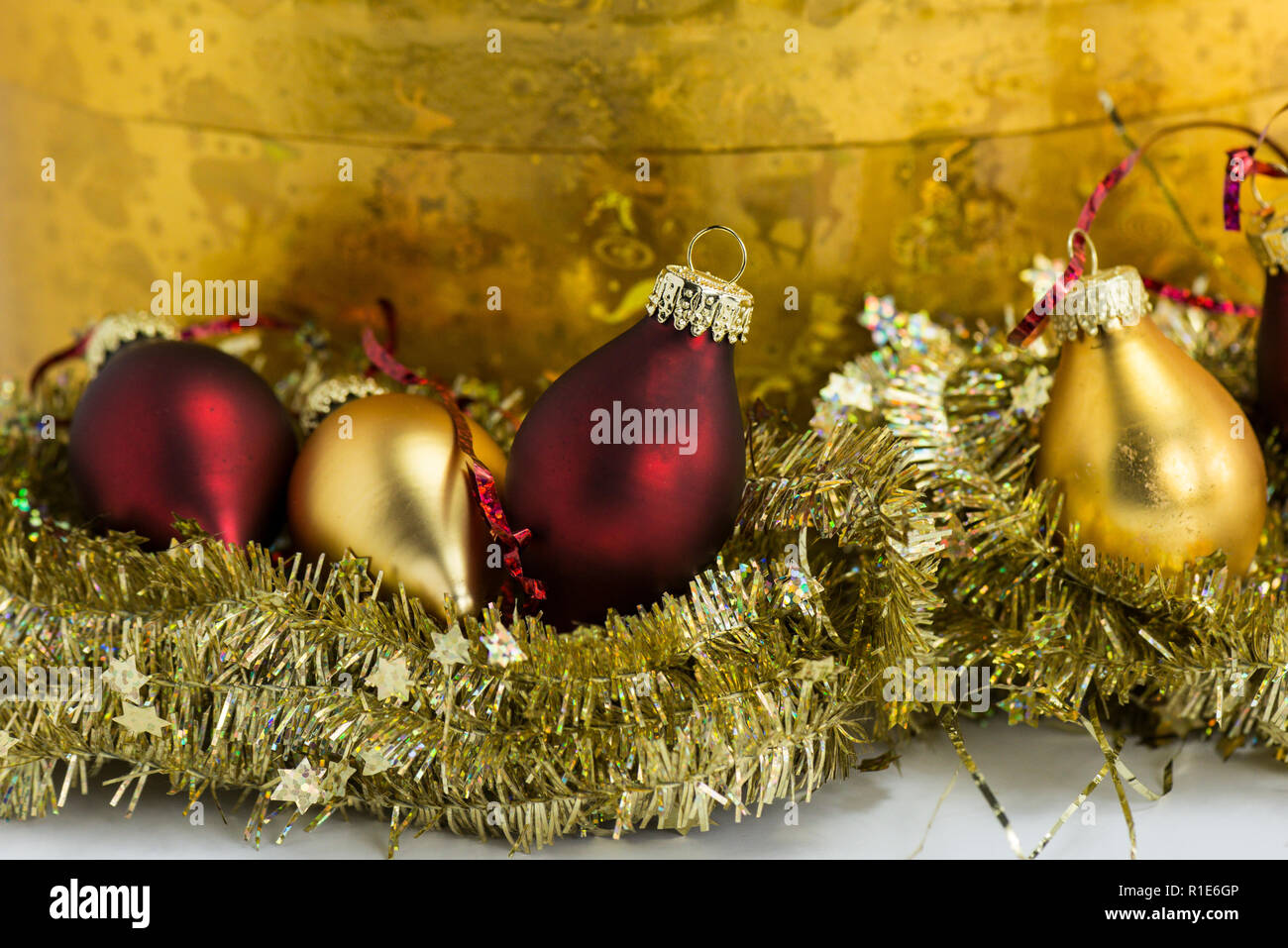 Rosso e oro baubles di Natale su oro tinsel Foto Stock