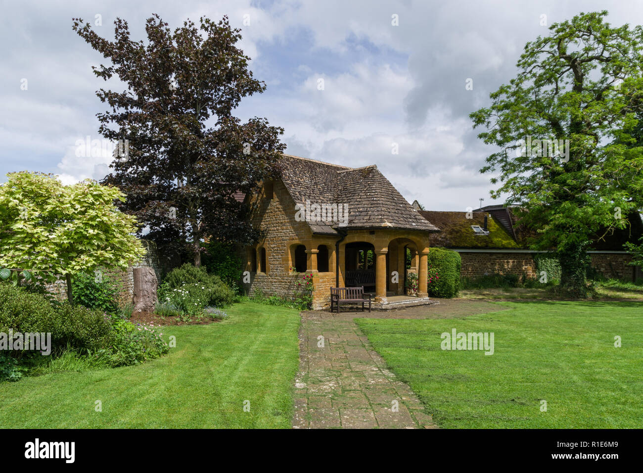 Gioia Mead giardini, Farthingstone, Northamptonshire, Regno Unito; un giardino nascosto con pietra chiostri, un piccolo tempio e prato per il beneficio del villaggio. Foto Stock