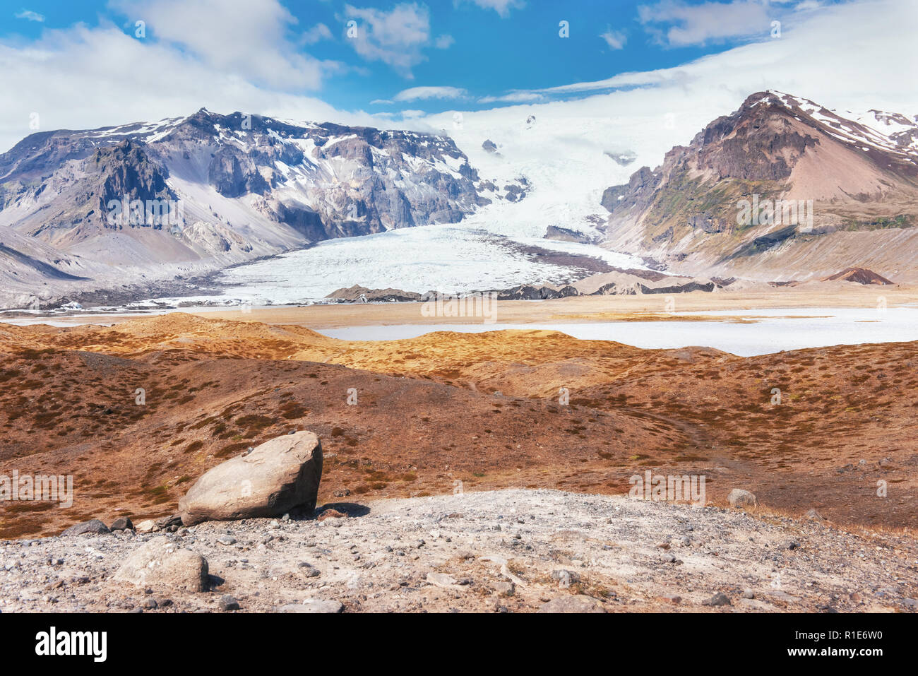 Parco Nazionale della valle Landmannalaugar. Sui dolci pendii delle montagne sono campi di neve e ghiacciai. Magnifica Islanda nel Luglio Foto Stock
