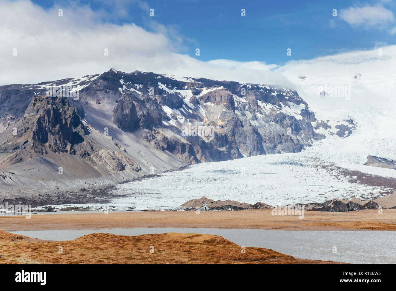 Parco Nazionale della valle Landmannalaugar. Sui dolci pendii delle montagne sono campi di neve e ghiacciai. Magnifica Islanda nel Luglio Foto Stock