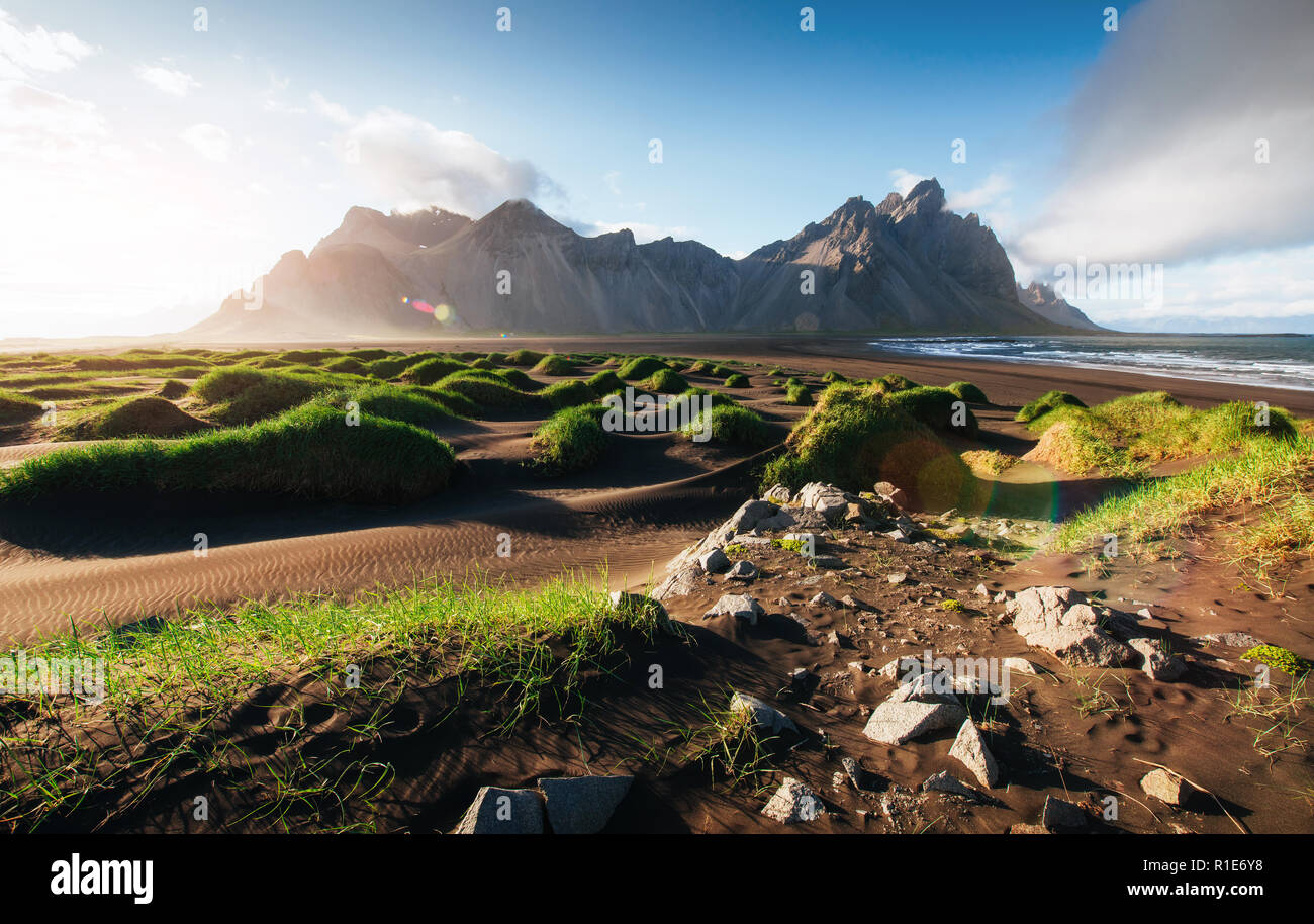 Fantastico ovest della montagna e lava vulcanica dune di sabbia sulla spiaggia Stokksness, Islanda. Colorato mattinata estiva Islanda, Europa Foto Stock
