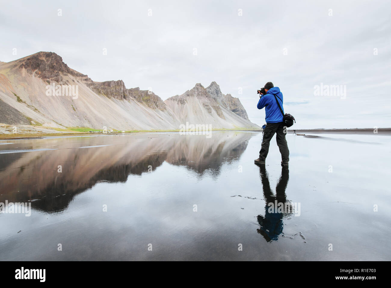 Il marito è un fotografo permanente sulla superficie dell'acqua presso la costa dell'Islanda in Stokksnes Foto Stock