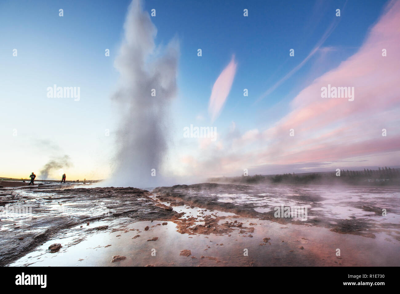 Fantastico tramonto Strokkur geyser eruzione in Islanda. Colori fantastici Foto Stock