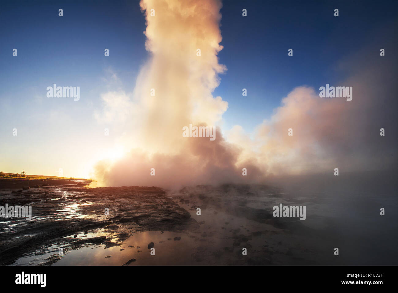 Fantastico tramonto Strokkur geyser eruzione in Islanda. Colori fantastici Foto Stock