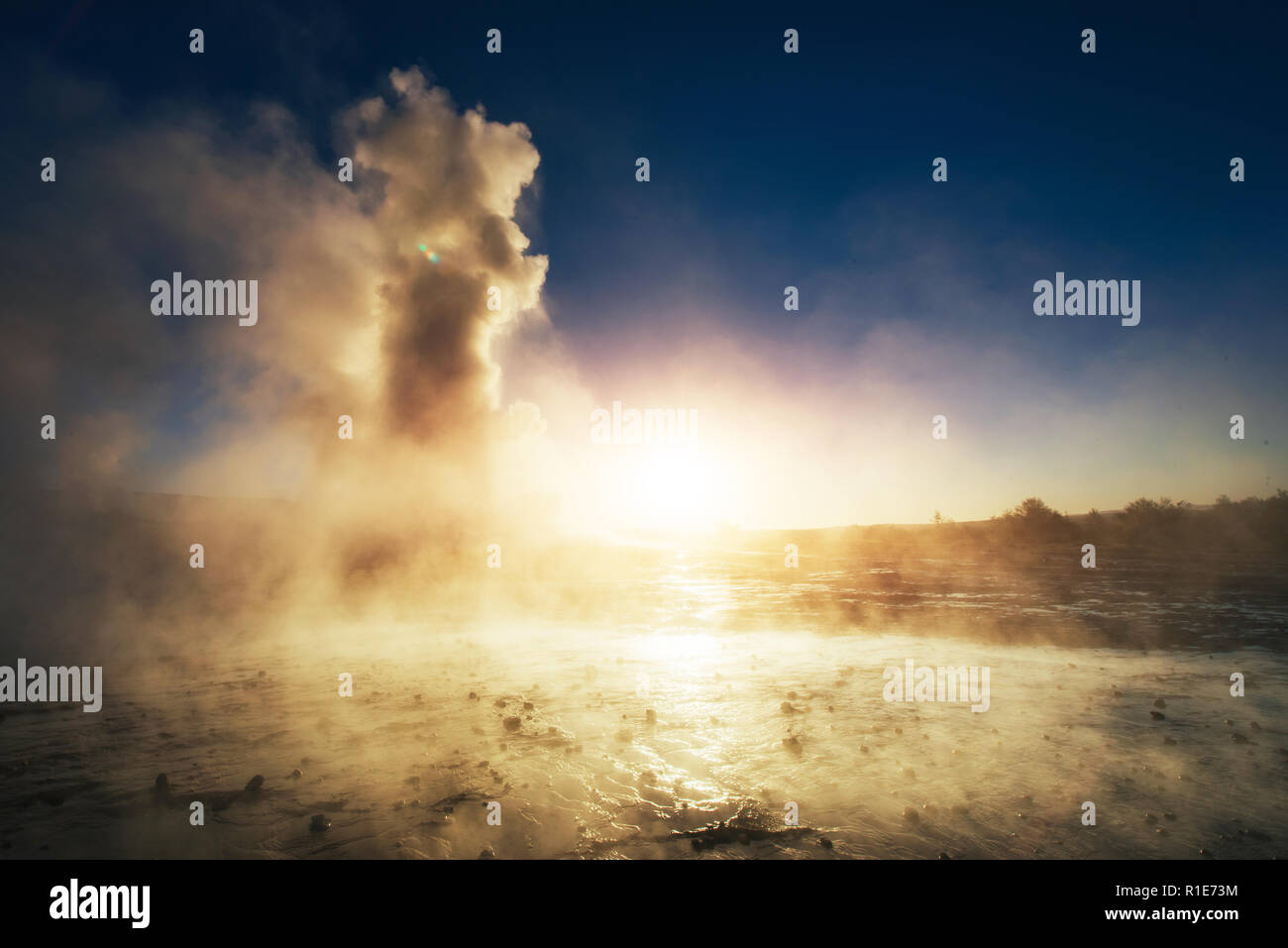 Fantastico tramonto Strokkur geyser eruzione in Islanda. Colori fantastici Foto Stock