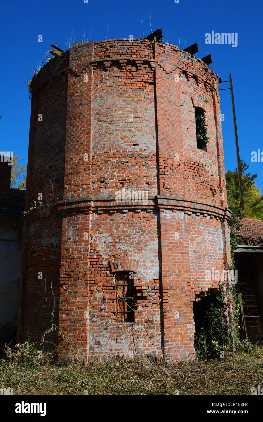 Buzias città della Romania in mattoni rossi torre in rovina Foto Stock