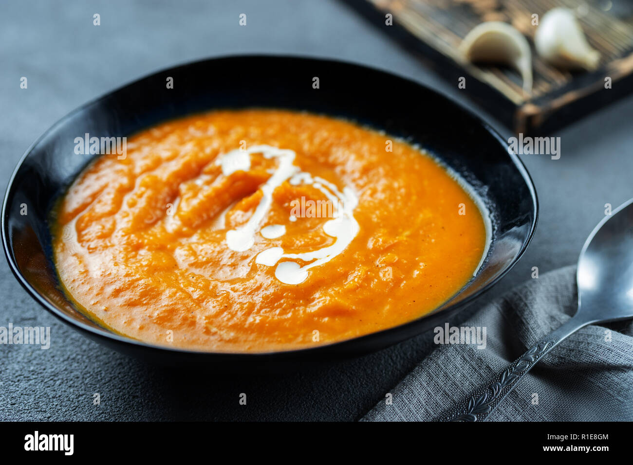 In prossimità di una piastra con zuppa di zucca Foto Stock