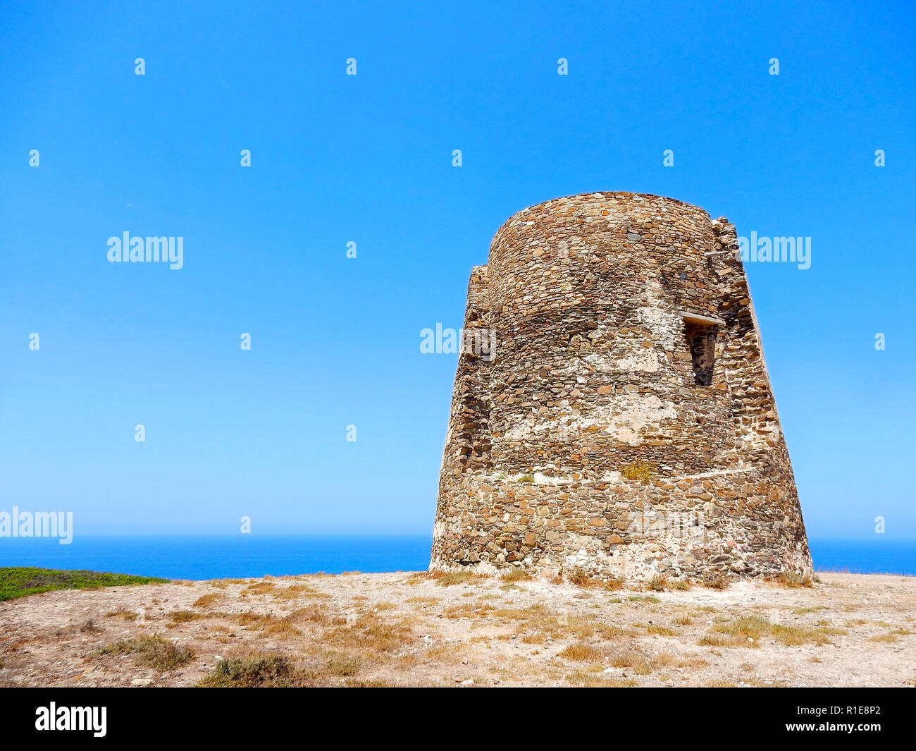 La Torre di Flumentorgiu, un secolo XVI fortificazione lungo la costa della Sardegna, Italia Foto Stock