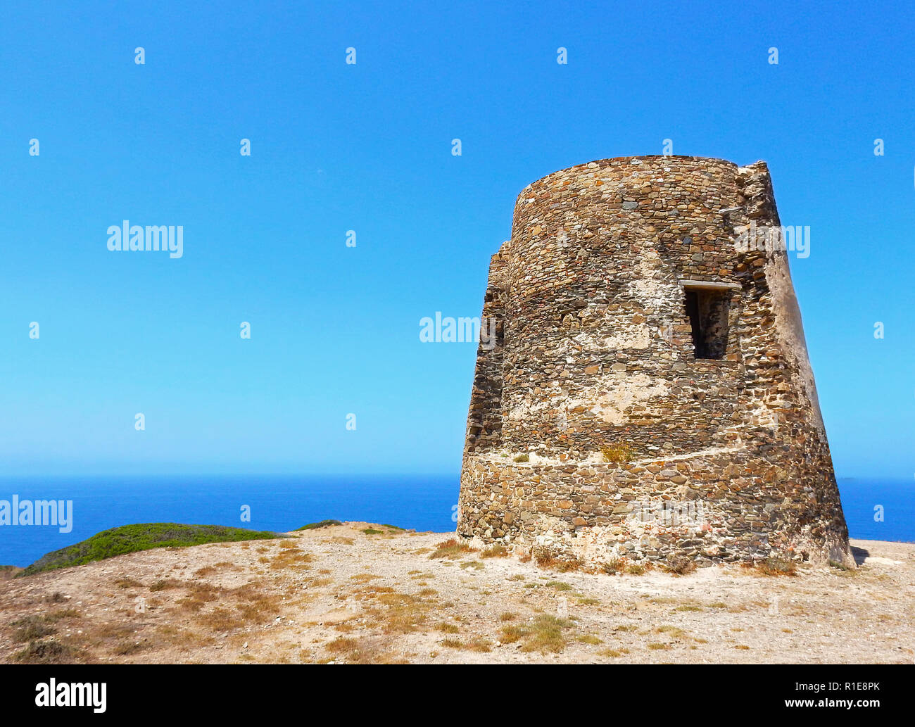 La Torre di Flumentorgiu, un secolo XVI fortificazione lungo la costa della Sardegna, Italia Foto Stock