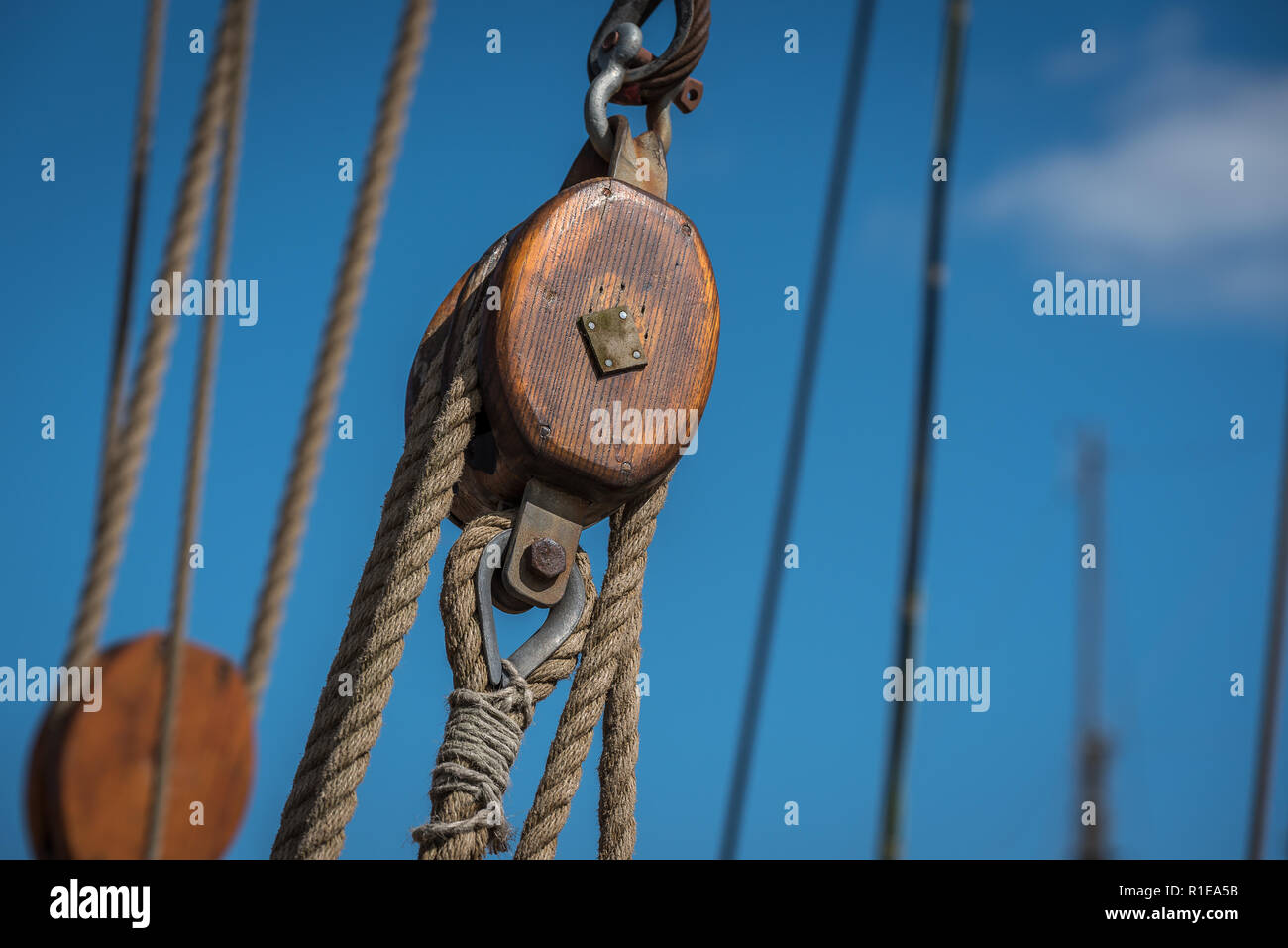 Holzblock in der Takelage eines Segelschiffes historischen Foto Stock