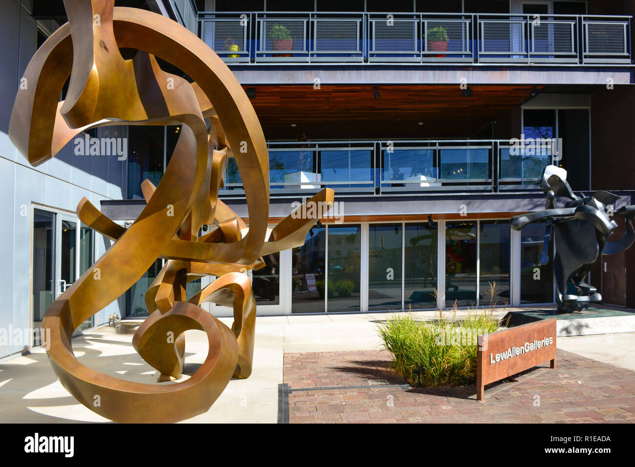 Ingresso al LewAllen gallerie d'arte edificio con metallo di digital signage e scultura in cortile frontale nelle arti Railyard distrcit a Santa Fe, NM, Stati Uniti d'America Foto Stock